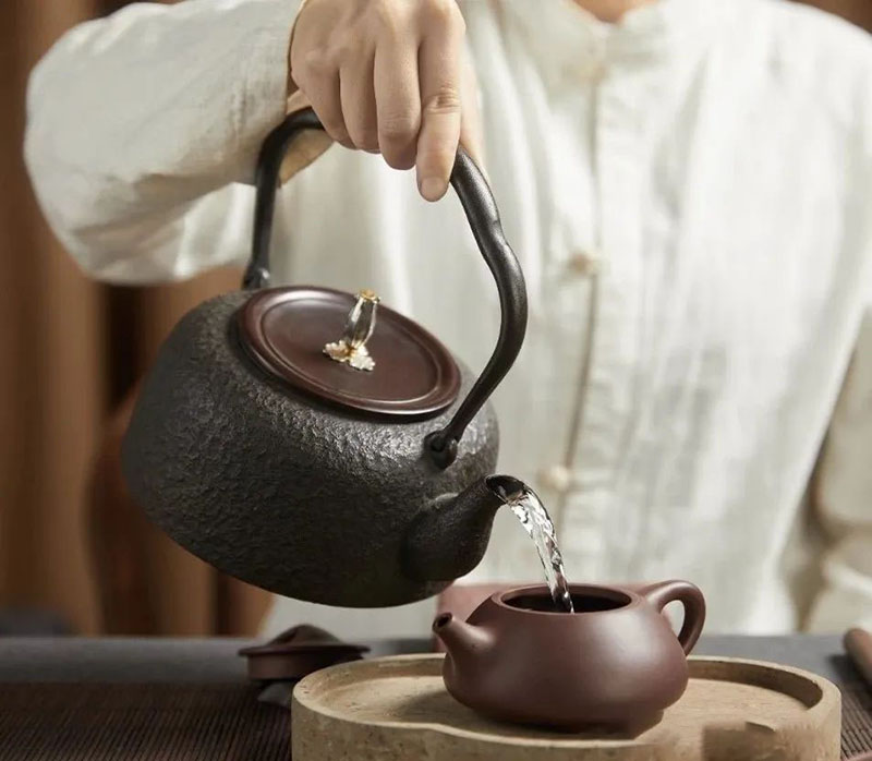 Would an iron pot make tea taste better?