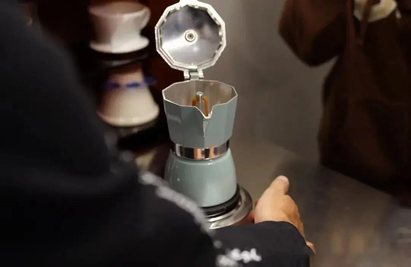 how to use moka pot?